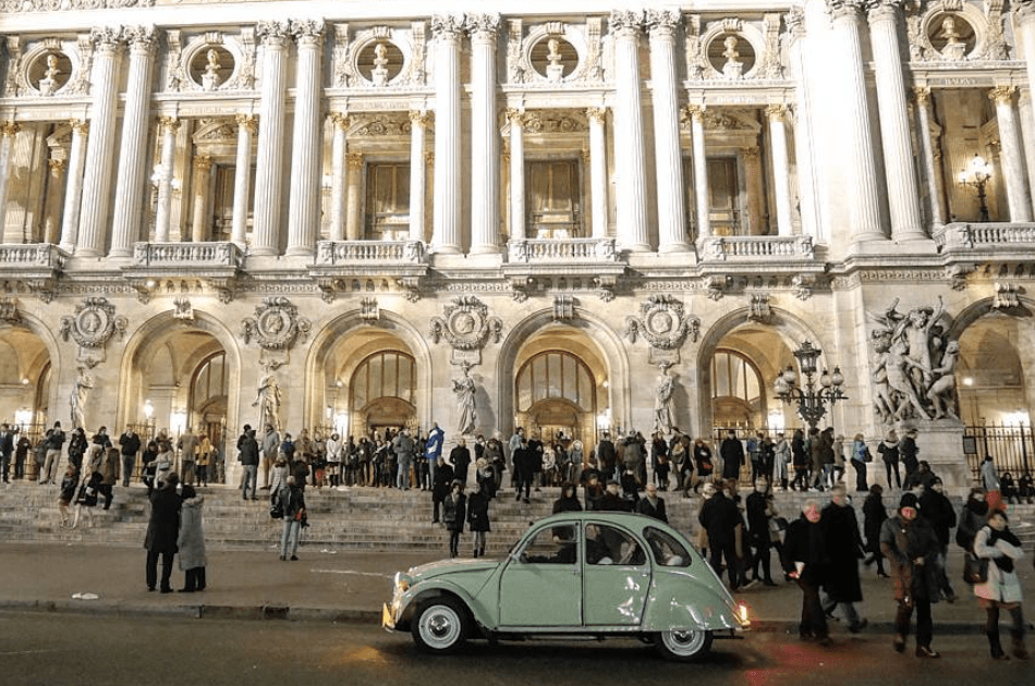 Paris By Day in a Vintage car - Classic Tour (2 hours)