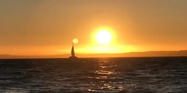 Sunset trip with wine and canapés