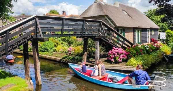 Giethoorn Day Tour From Amsterdam by Bus and Boat