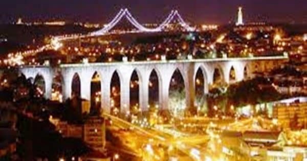 Lisbon Night Group Tour with Fado Dinner Show