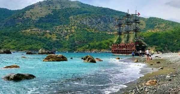 Mix History with Sandy Beaches On This Aegean Flavours Tour