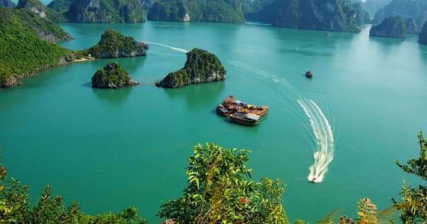 Catch a Glimpse of Halong Bay With 4-star Cruise